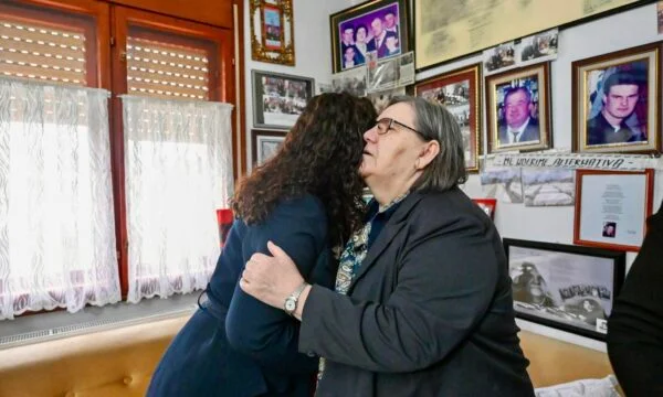Osman incontra la madre Ferdonija il 26o anniversario del rapimento dei suoi figli e marito