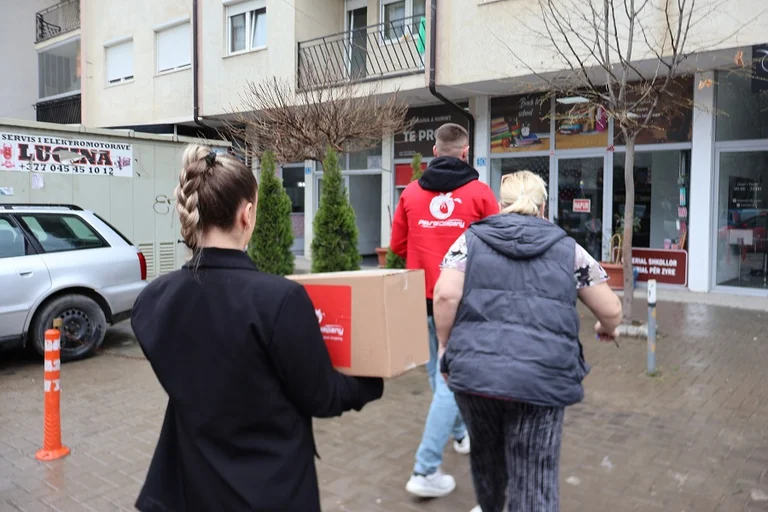 Petrol Company Dons Food Pack per molte famiglie