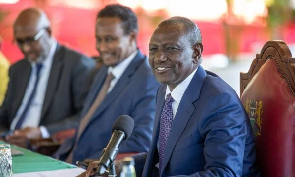 Le président du Kenya a lu la lettre de reconnaissance du Kosovo pour lui-même IDEO