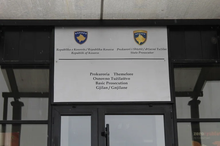 Eine Person ist in Gjilan nicht erlaubt, gezwungen, eine weitere 50 große zu geben.