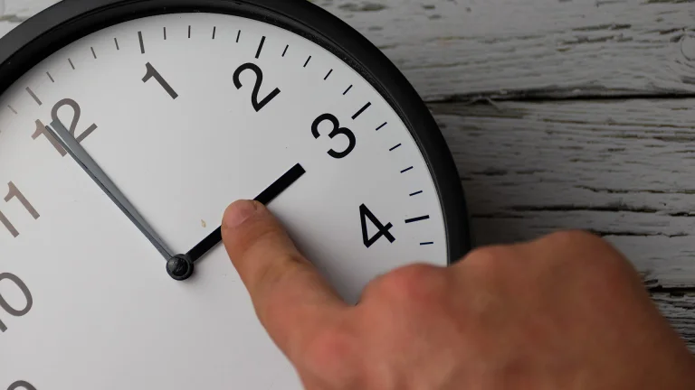 Dieser Sonntag die Uhr ändert, die Korps gehen 60 Minuten vor