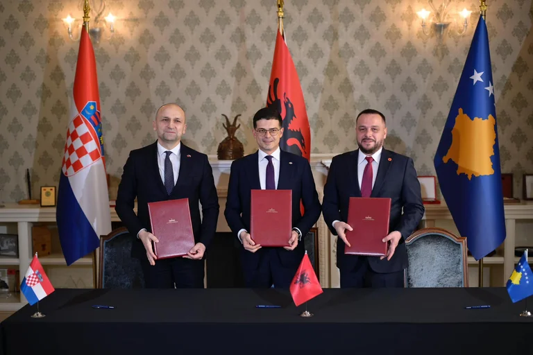 La rivista croata espone Vucinqiqi: accordo militare trilaterale coordinato con gli Stati Uniti, NATO
