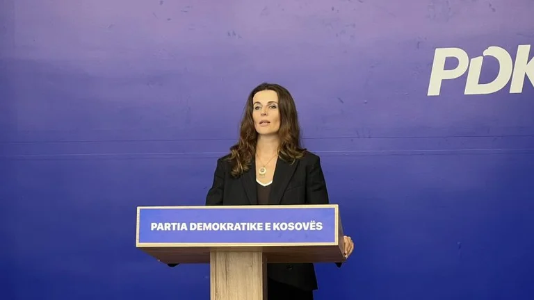 Chitaku reagisce di nuovo dopo che il governo ha cercato di ragionare sul mockery dei comici russi con Kurt: Intellectual Woe