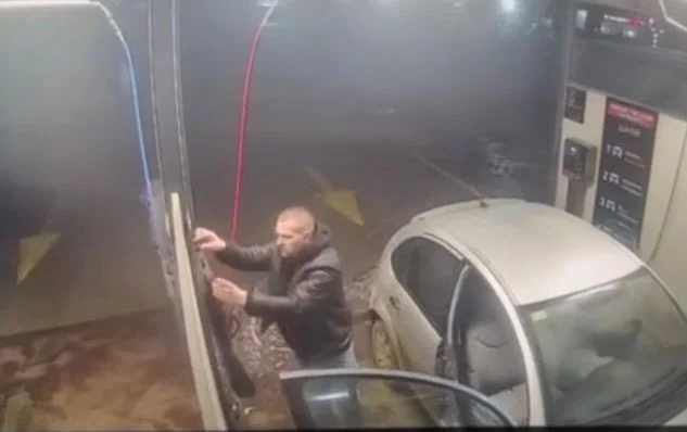 Wenn Sie diese Person sehen, rufen Sie die Polizei an