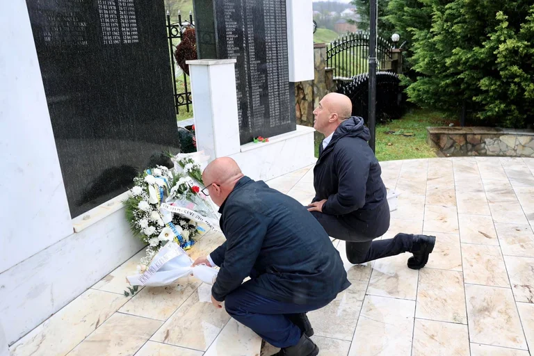 Haradinaj rend hommage aux martyrs de Krusha : les massacres à travers le Kosovo témoignent du sacrifice de notre peuple pour la liberté