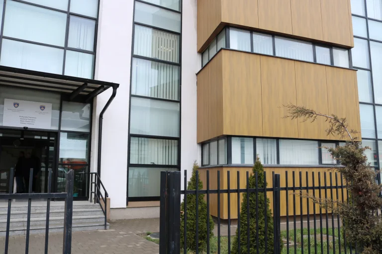 Prokuroria tregon se si ndodhi vrasja në Ferizaj, dyshohet se u bë “për motive të ulëta”