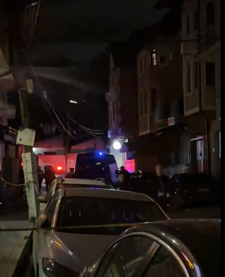 Prishtinë/ Pamje nga vendi ku u plagos me armë zjarri një person, shihen Policia dhe autoambulanca