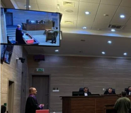 Der Zeuge sagt, dass der Angeklagte Jolick ihn für etwa 20 Minuten zusammen mit anderen verschleppt hatte