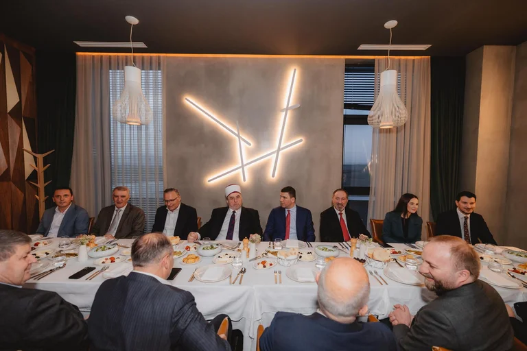 Memli Krasniqi erwartet die BIC-Delegation für iftar: Solidarität und Einheit