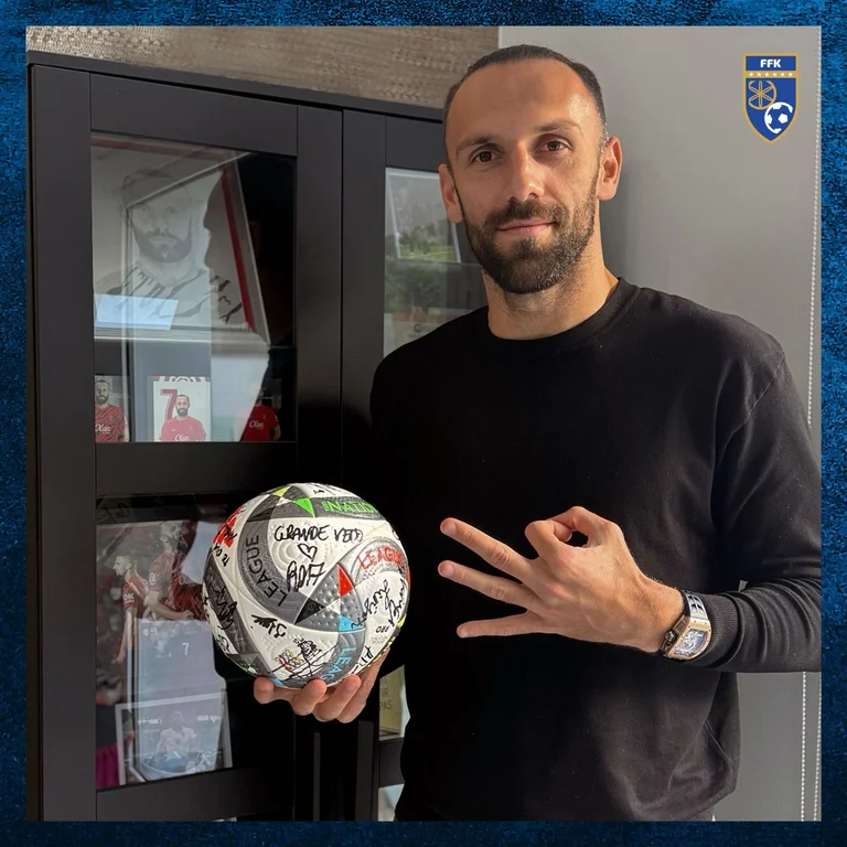 Muriqi porta il pallone da calcio in Islanda, firma tutti i co-player del Kosovo