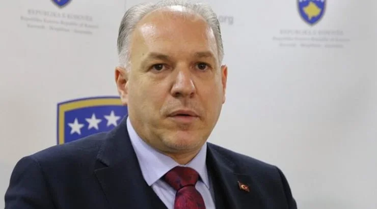 Die Anklage drängte gegen Kurtis Minister und sein Sohn, zwei Menschen mit Leben bedroht