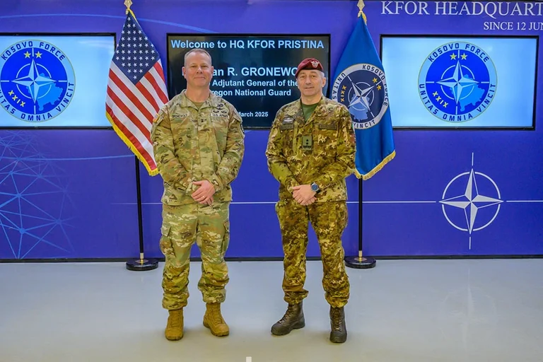 Le commandant de la KFOR et le chef de la Garde nationale de l ' Oregon discutent de la sécurité au Kosovo