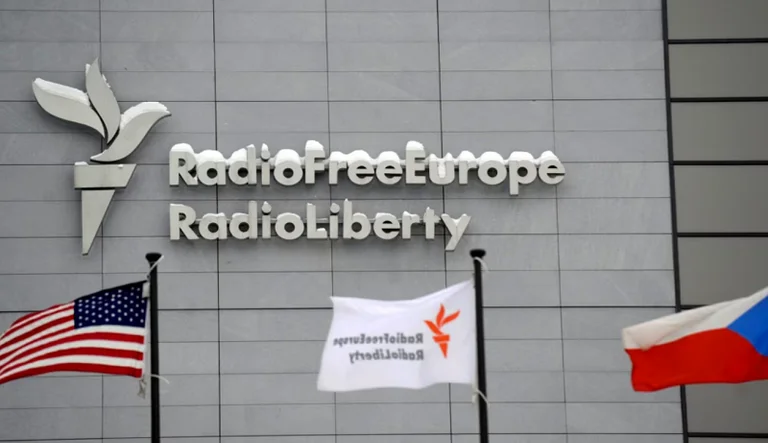 U n SAGM erklärt sich damit einverstanden, Free Europe Radio einen Teil des Zuschusses freizugeben