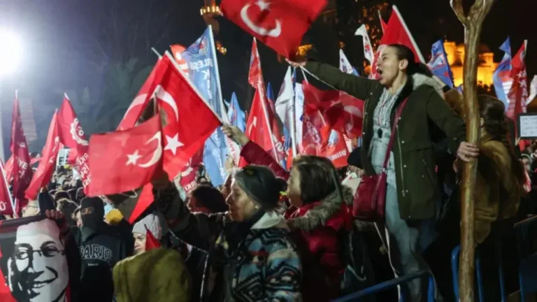 Day 6 of protests in Turkey against the arrest of Imamoglu/ Protesters sing, wave Turkish flags