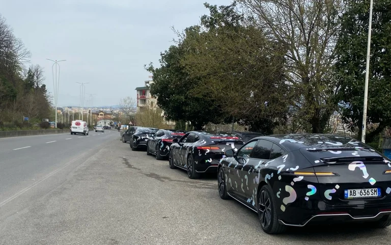 Luxusautos, die Neugier der Menschen in Kosovo, Albanien wecken