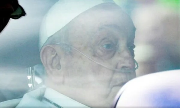 Con il tubo di ossigeno nel naso il Papa lascia l'ospedale per il Vaticano