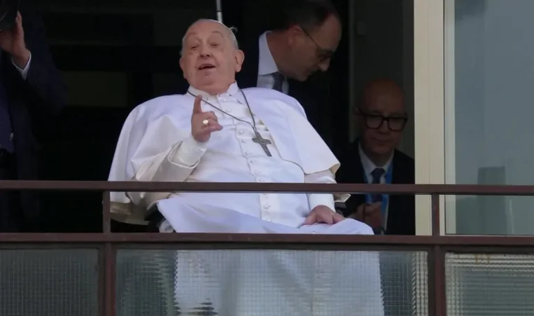 Papa Francisco appare per la prima volta dall'ospedale di Roma