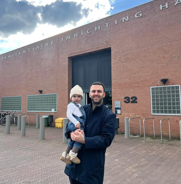 Der Sohn der kleinen Nichte besuchte Jakup Krasniqi in Den Haag