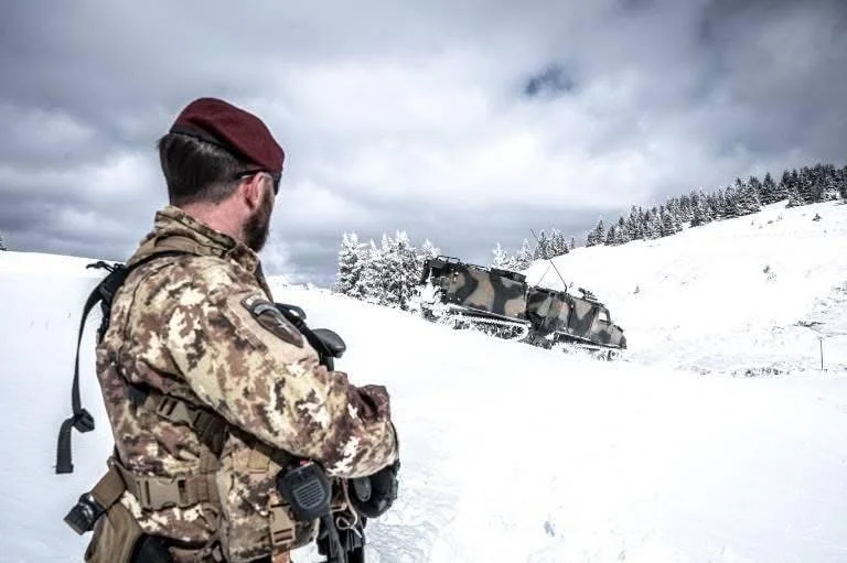 Italienisch KFOR bewacht weiterhin Kosovo Grenze mit Serbien auf Istog Bergen