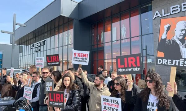“Directory, not politics” - Some citizens protest before EULEX where Hashim Thaci is being held