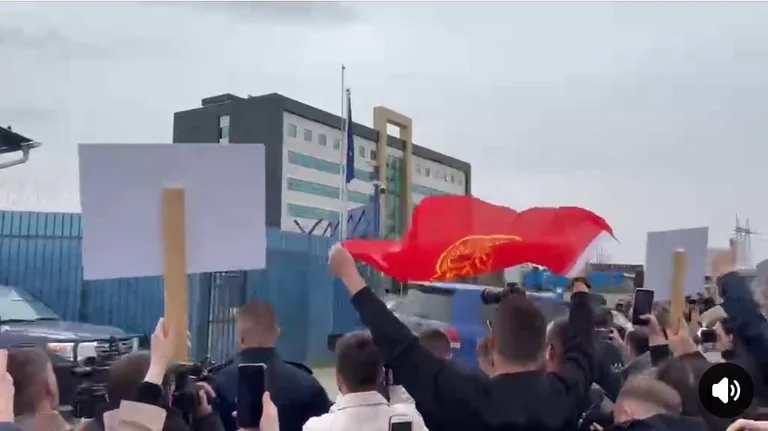 Vista dal momento in cui Thaci si dirige verso l'Aia tra chiamate “U n D K, KLA