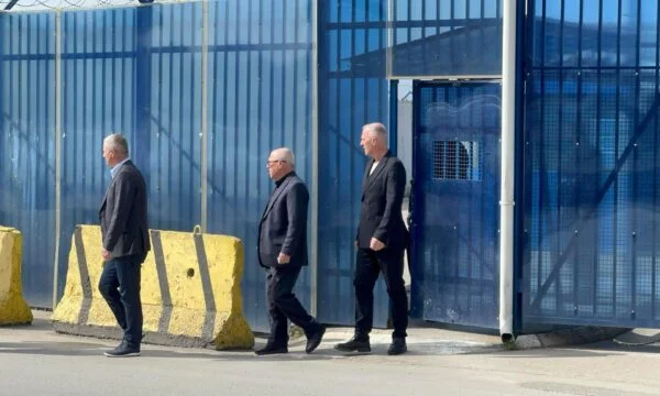 Los hermanos Hashim Thaci visitan a EULEX