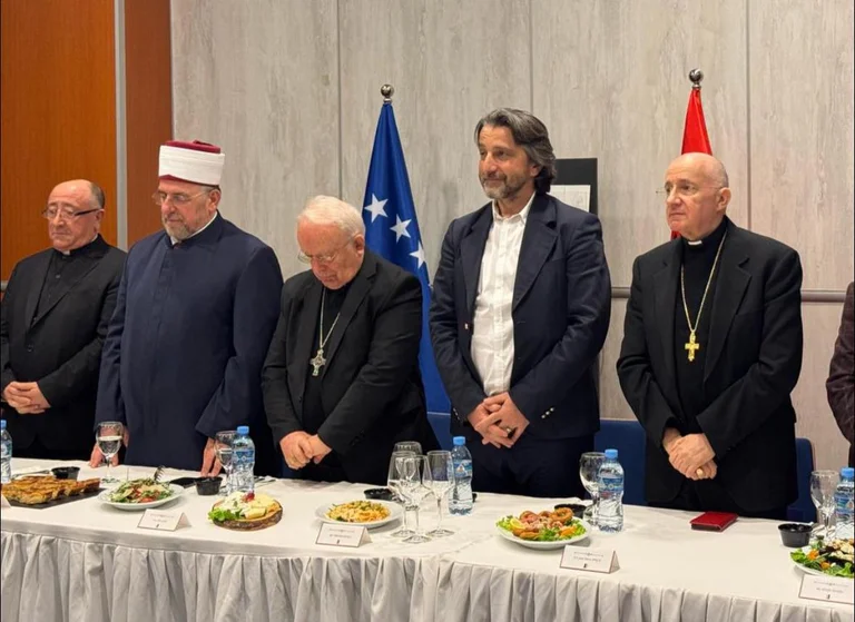 Rama posa Iftar in cattedrale: Co-Always