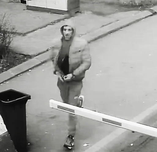 Se vedi questa persona, chiama subito la polizia.