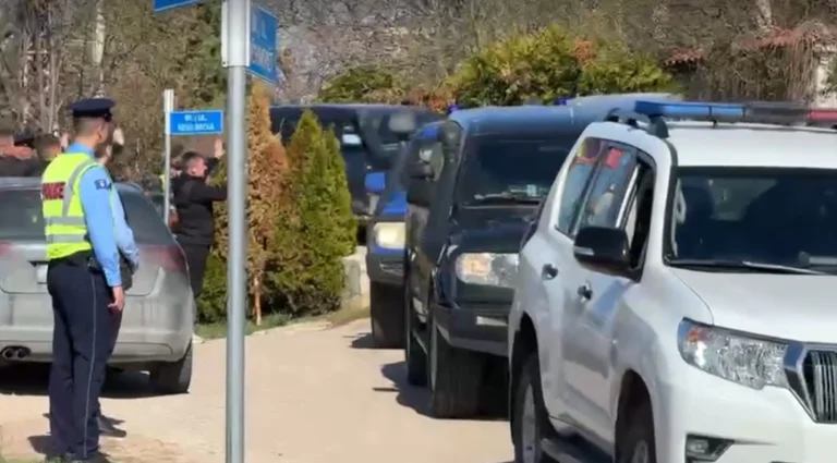 Après deux heures de séjour avec des proches, Hashim Thaci quitte sa maison à Buroja (Vidéo)