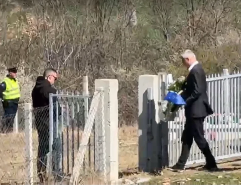 DERNIÈRE LAME/Hashim Thaci arrive à Buroja, avec des couronnes de fleurs à la tombe de son père, Haxhi Thaci