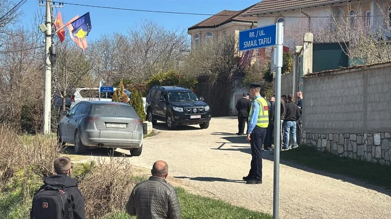 Hashim Thaci arrive chez lui à Buroja pour rester avec une famille proche