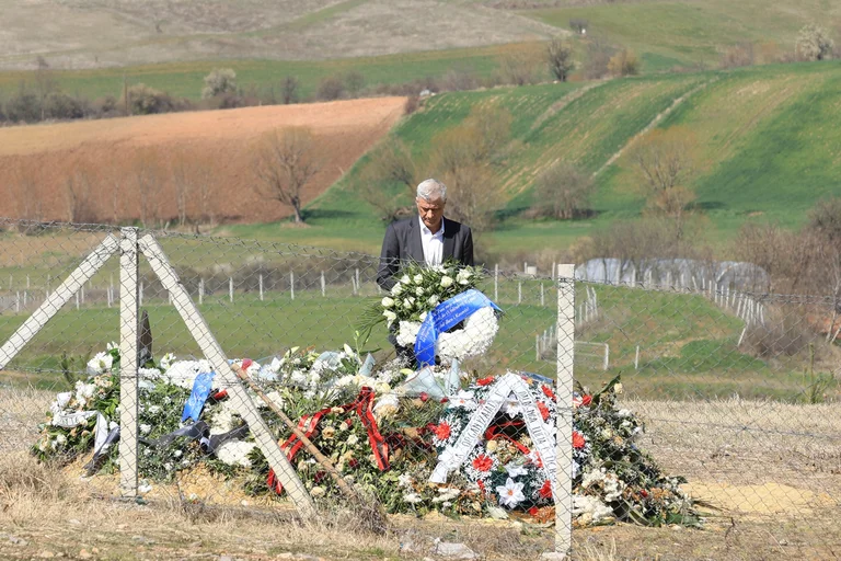 Und ich kam zuletzt auf dein Grab, Vater.”. Präsident Hashim Thaci am Grab des Vaters drei Tage nach seinem Tod!