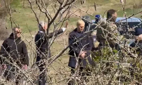 Thaci complète sa visite au cimetière, les citoyens appellent “ (Vidéo)