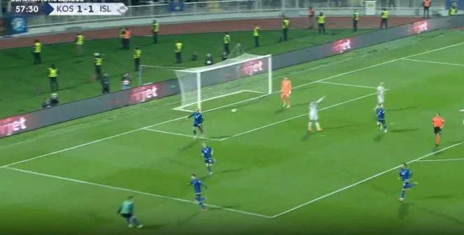 Le moment où Elvis Rejbeech joue le supergol sur l'Islande