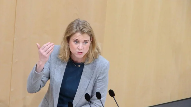Austrian top diplomat message Gervailla and Djuric: Engage in dialogue and normalisation
