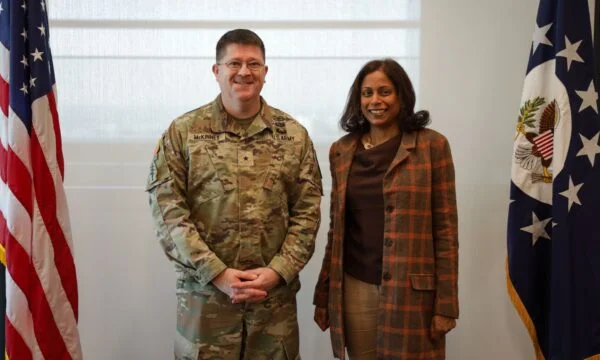 General McKinney vom US Command kommt nach Pristina, trifft sich mit Prattipati