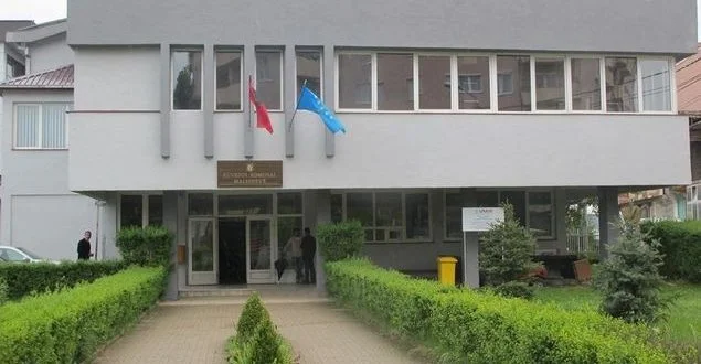 Die Gemeinde Malisheva kümmert sich um die Bestattung von drei Opfern des Kralan Massacre, das ist die Tagesordnung