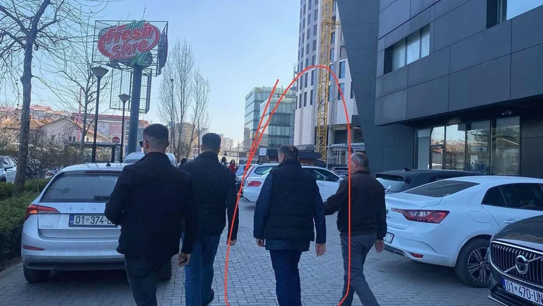 Acompañado por la Policía Peci, Bedri Dobra