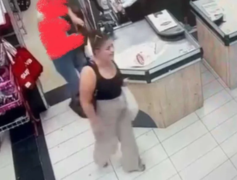 Si ves a esta mujer llamar a la policía inmediatamente