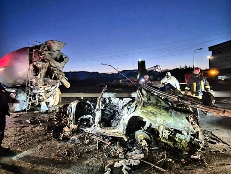 Tragedia en Albania: El momento en que el coche explotó hasta que había cuatro jóvenes dentro.