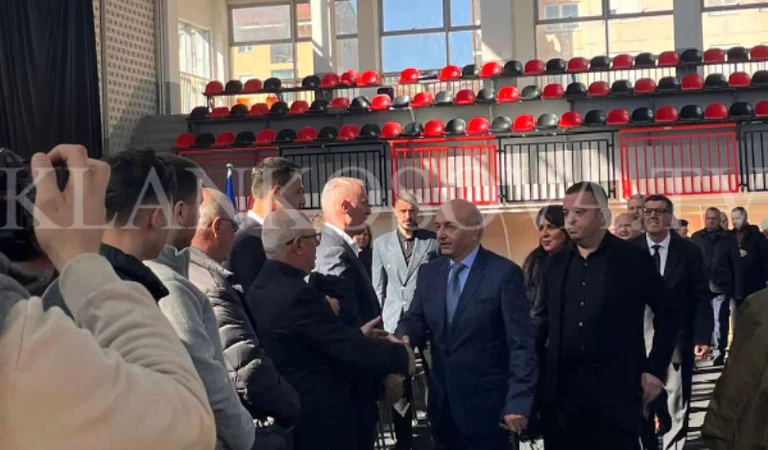 Isa Mustafa und Lutfi Haziri gehen der Familie Thaci zum Beileid