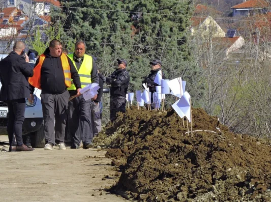 Dolore: Immagine dalla sepoltura di 59 vittime a Kocan, Macedonia