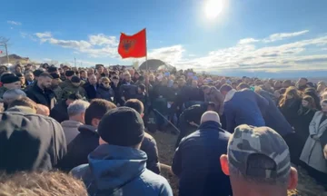 Des tombeaux comme des manifestations ont une longue histoire en albanais