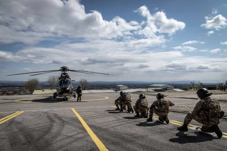 Disa ushtarë të KFOR-it trajnohen me helikopter, kundër trazirave
