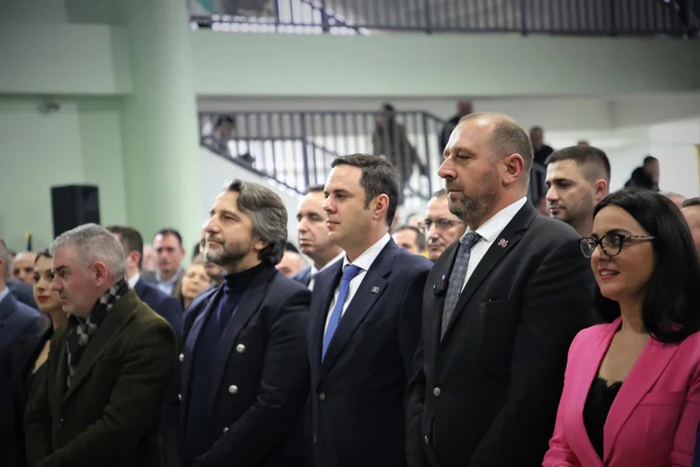 Drama në LDK | Dushi në përkrahje të Abdixhikut, thumbon Hotin: Informatat e atyre që sillen koridoreve nuk është mirë t’i servohen publikut