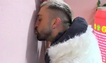 Le geste surprend les résidents avec son acte ridicule: Commencez à embrasser le mur