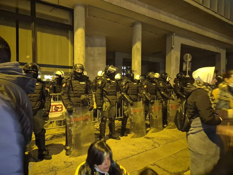 Policia rrahu studentët e Novi Sadit që bllokuan Bashkinë rreth mesnatës