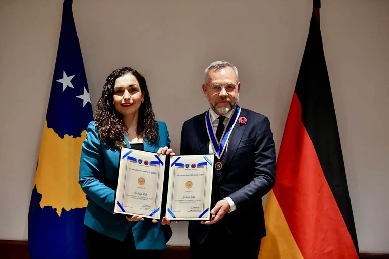Osmani dekoron me Medalje Presidenciale të Meritave, Michael Rothin
