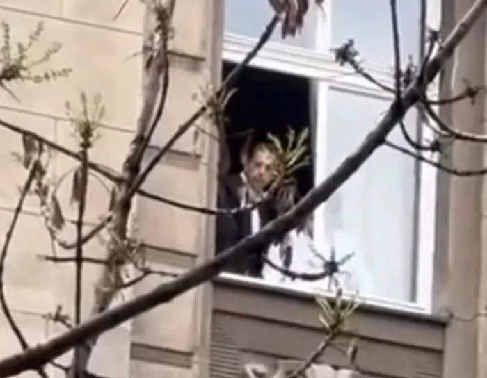Djuric gefangen, den Protest aus dem Fenster zu beobachten