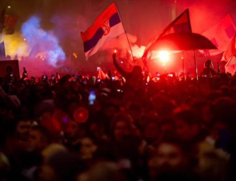 Raportohet se një mbështetës i regjimit të Vuçiqit kërcënon me armë protestuesin